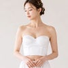 タムラのブライダルインナー セミロングブラ(TZA07)純白を着用したモデル正面カット。カップ受け付きで胸元をきれいに支え、ウエディングドレスのオフショルダーにもなじむデザイン