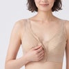前開きブラジャーTPA50のベージュ。胸元のフロントボタンを片手で外している様子で、レースをあしらった幅広ストラップのノンワイヤーデザイン
